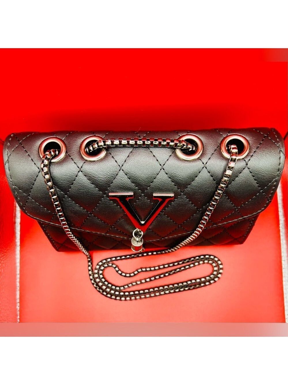 Black Quilted Crossbody Bag V Initial Chain Gunmetal High Fashion - Picture 11 of 17